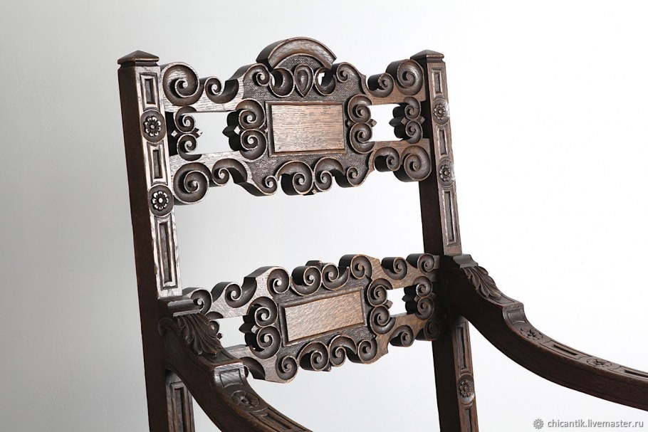 Старинное резное кресло