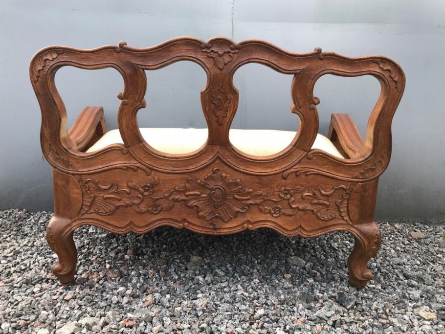 Резной диван