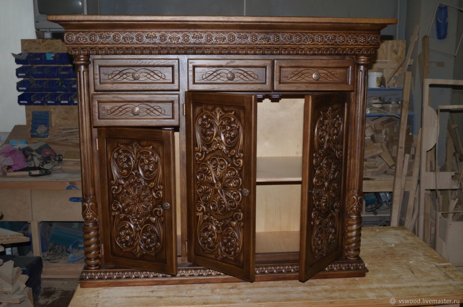 Большой резной стол