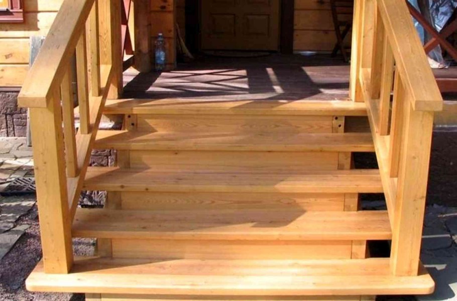 Деревянные ступеньки для крыльца
