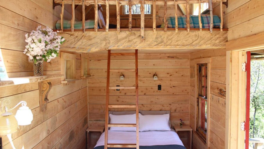 Двухэтажный домик на даче изнутри