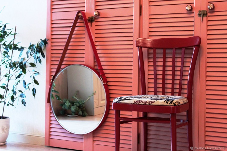 Зеркало на ремне в интерьере