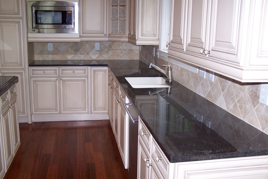 Белая кухня классика с мраморной столешницей