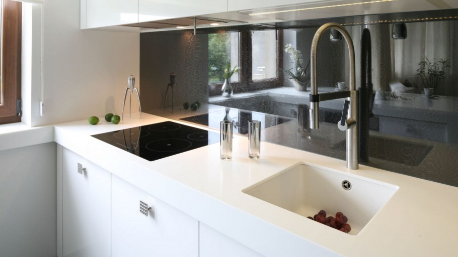 Белая столешница на кухне