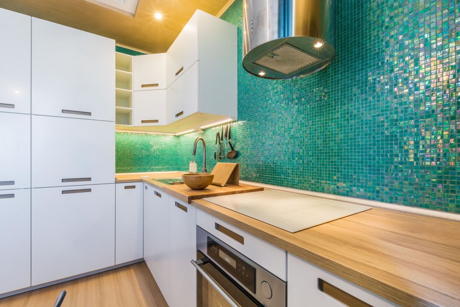 Белая кухня с деревянной столешницей и ярким фартуком