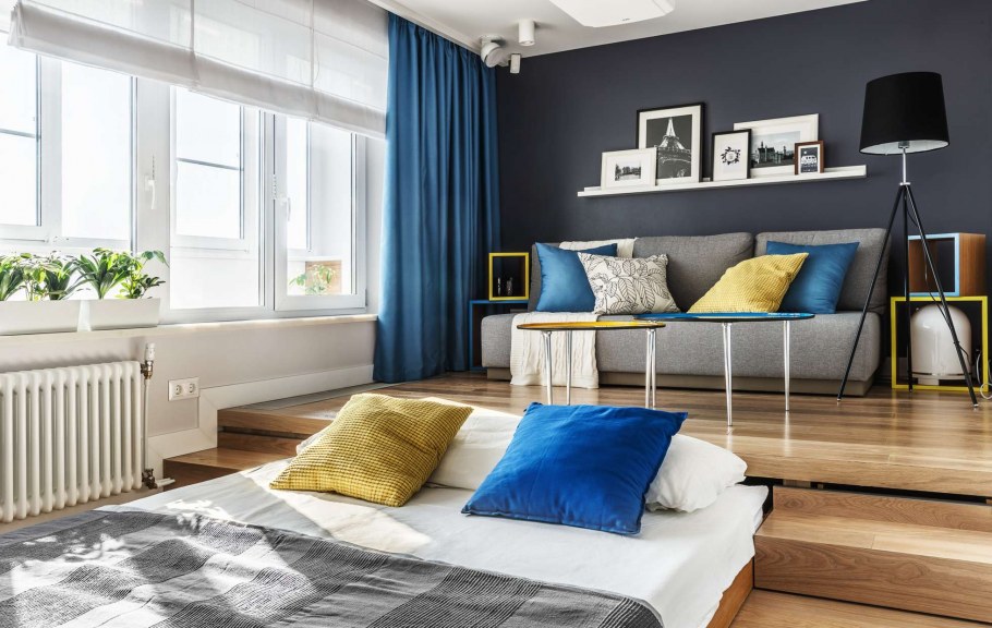 Гостиная в скандинавском стиле с синим диваном