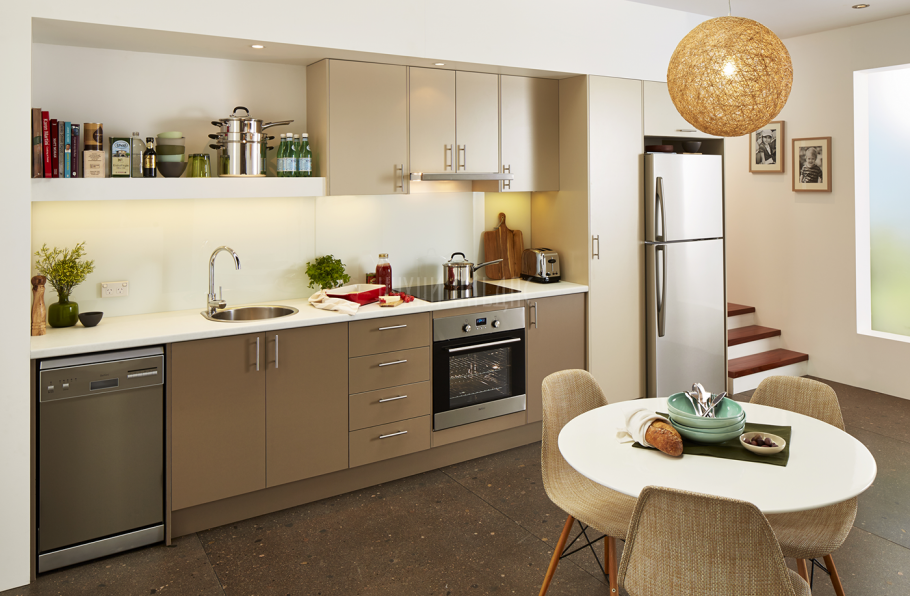 Белая кухня с барной стойкой