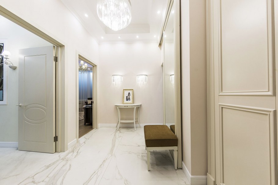 Прихожая с белыми дверями