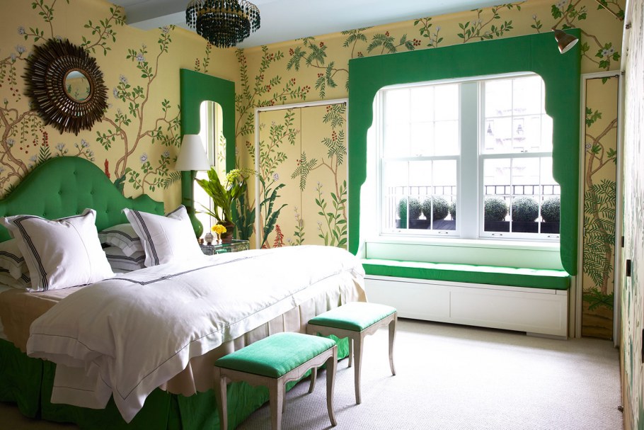 Изумрудные обои в спальне