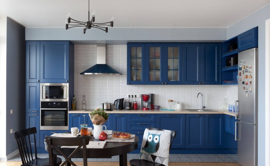 Бело синяя кухня гостиная