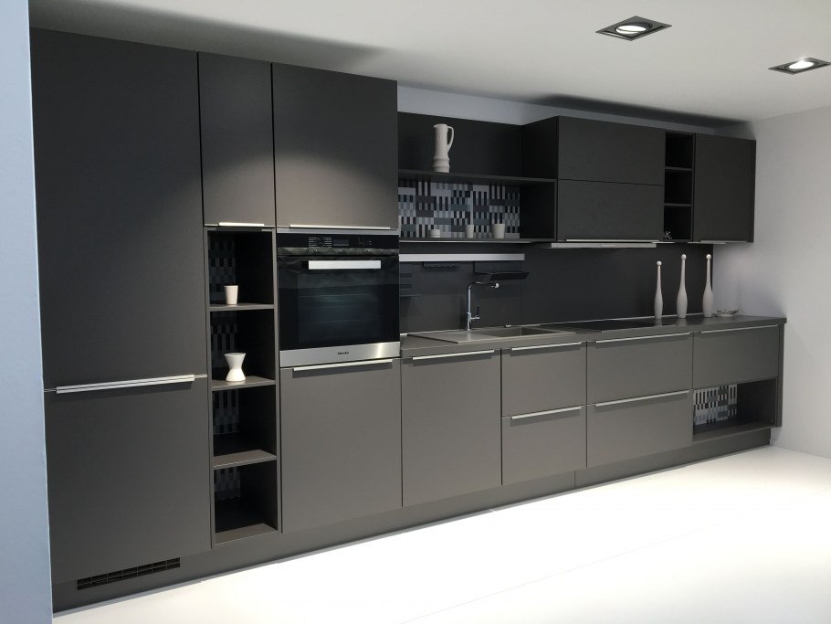 Кухня в серо-розовых тонах