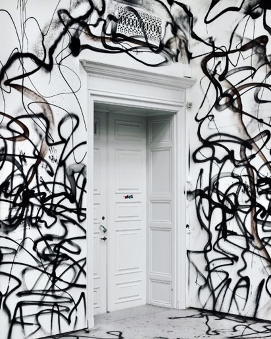 Каллиграфия на стене в квартире