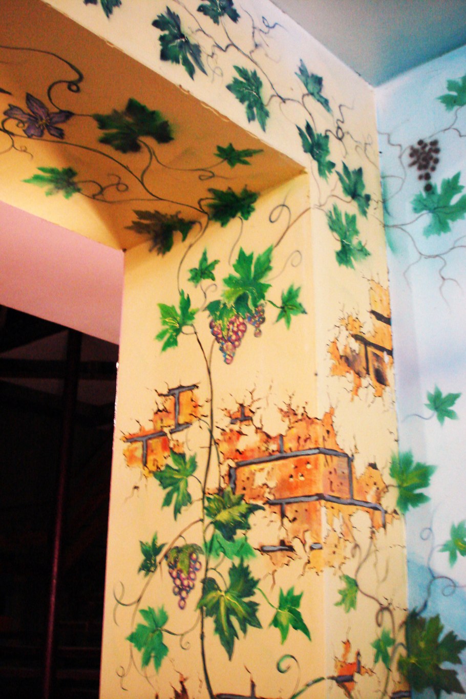 Художественная роспись дверного проема