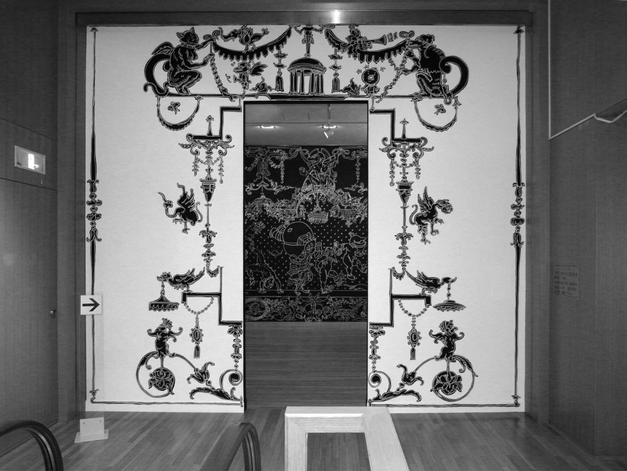 Орнамент маркером на стене