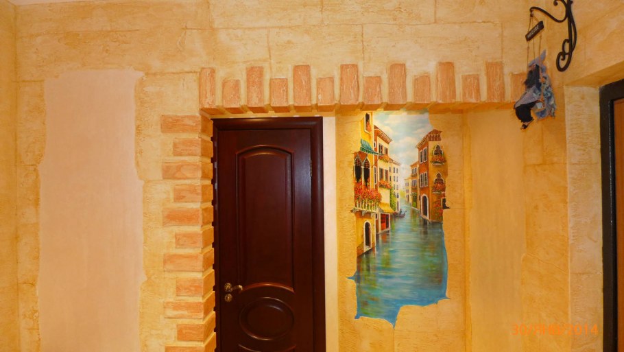 Фреска вокруг двери