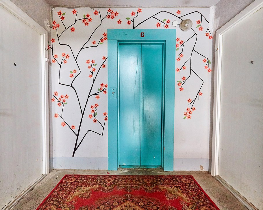 Разукрашенный подъезд