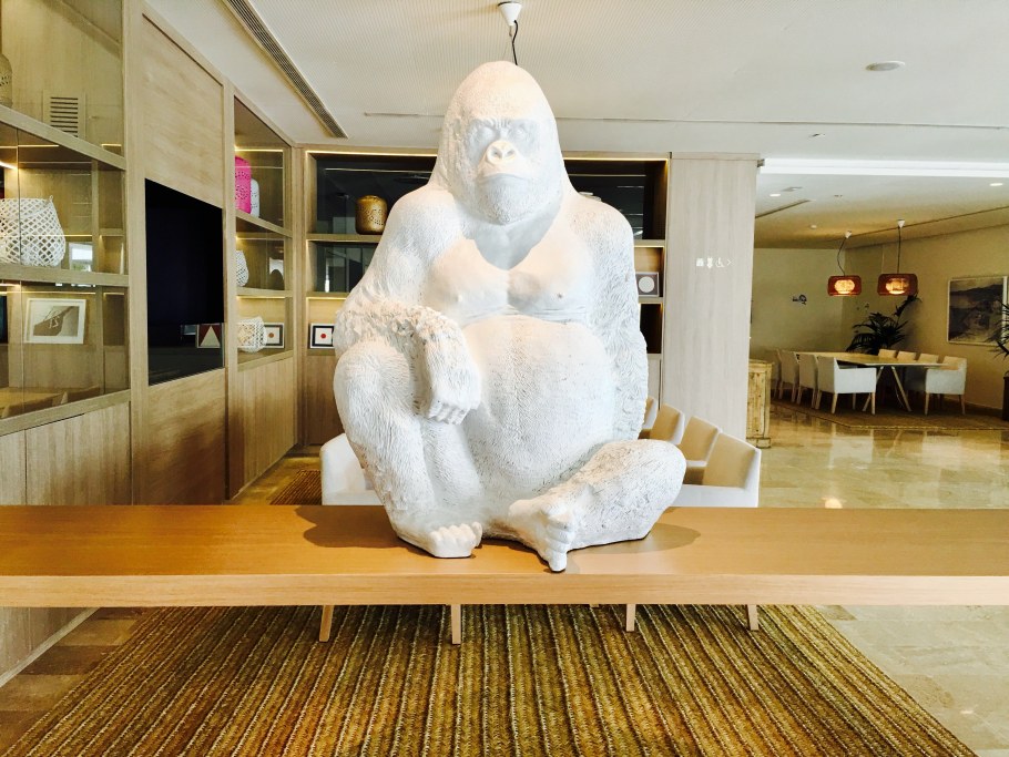 Современная скульптура из гипса