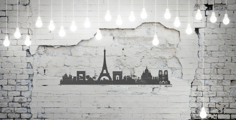 Картины на фоне кирпичной стены