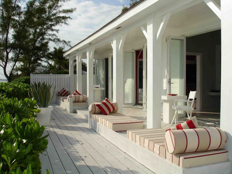 Дом с белой террасой