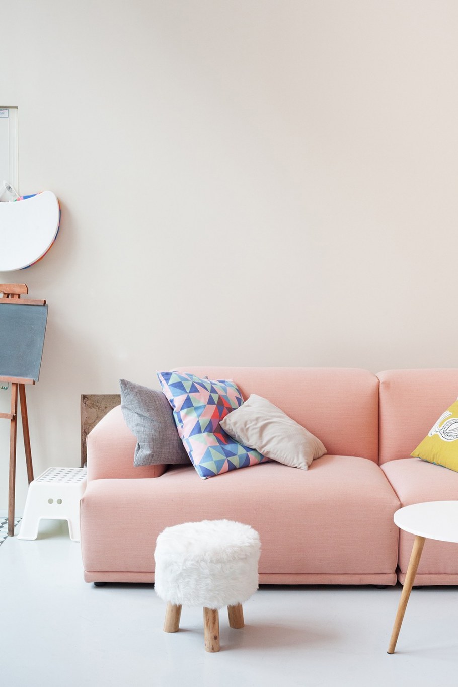 Розовые стены в гостиной