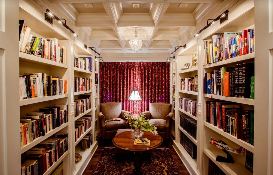 Комната с книжными полками