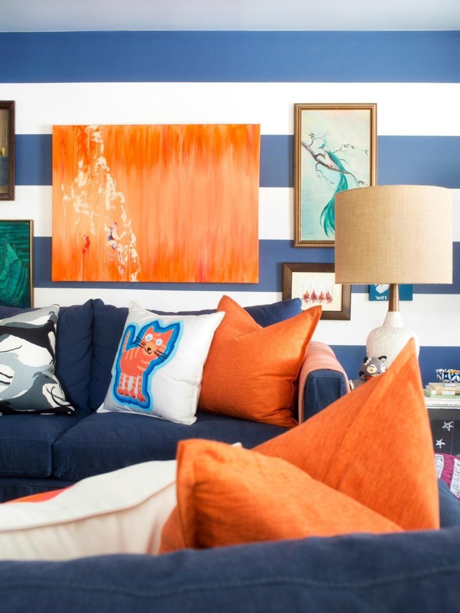 Терракотовые шторы в интерьере гостиной