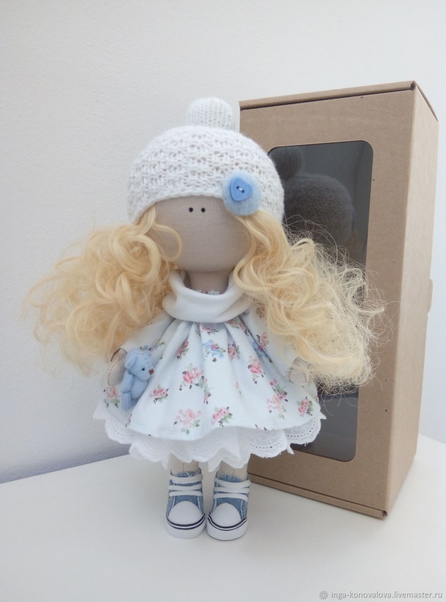 Кукла Тильда сидит