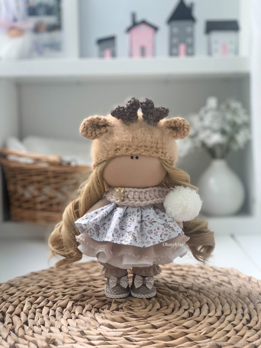 Текстильные куклы в мятной одежде