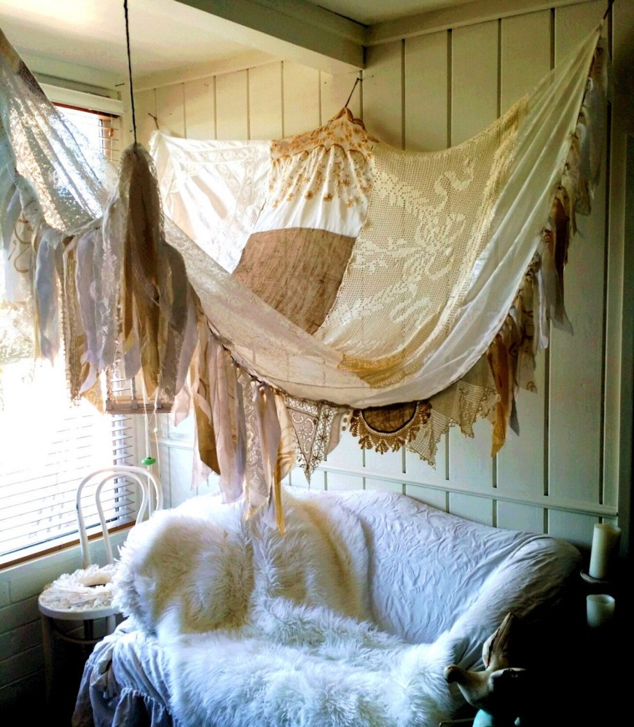 Римские шторы в готическом стиле