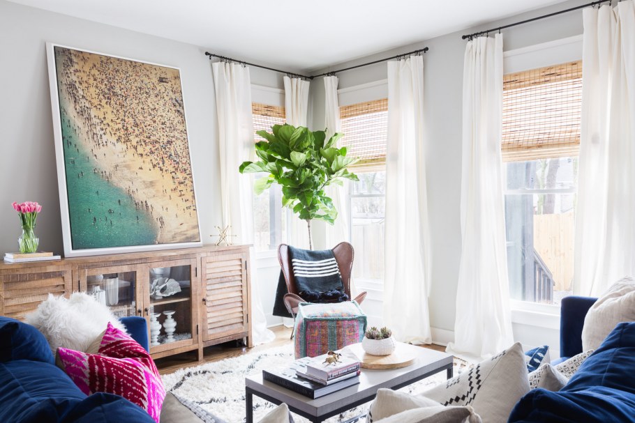 Римские шторы в интерьере гостиной