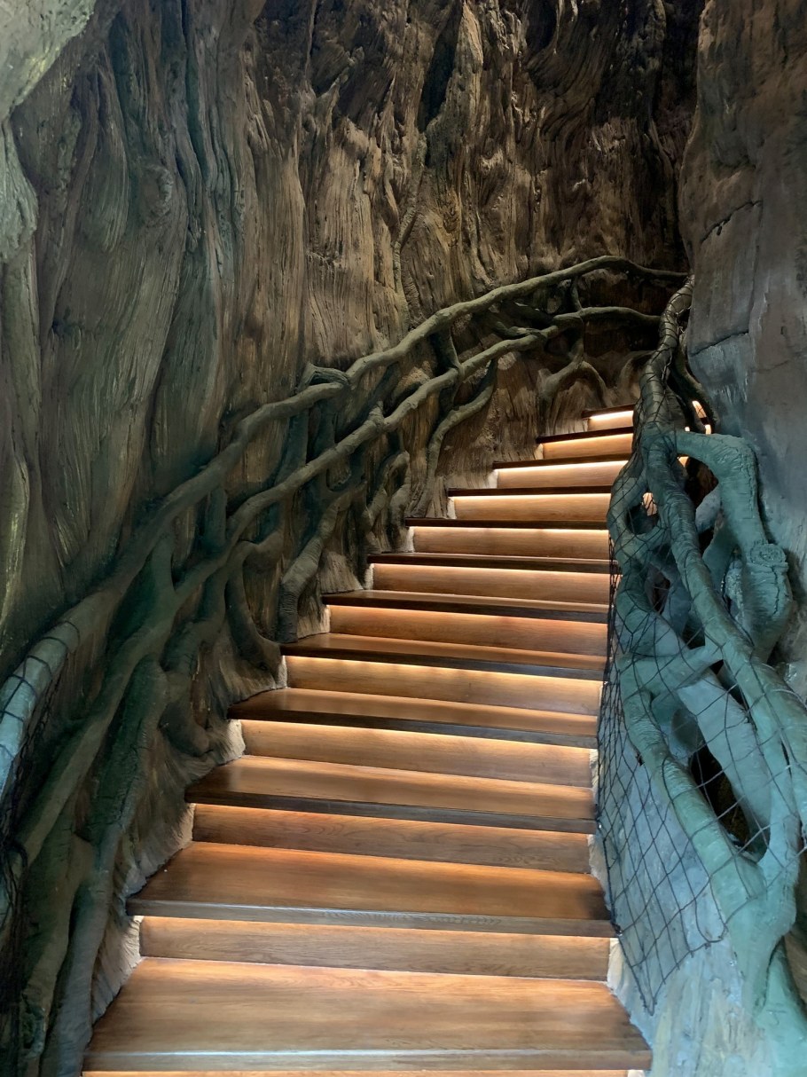 Искусственные скалы в интерьере