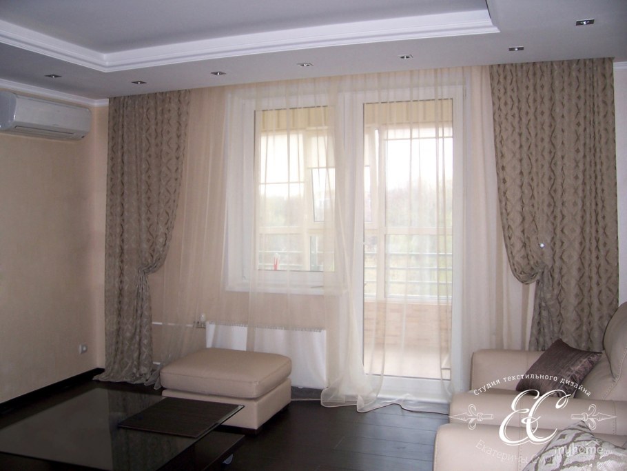 Шторы в гостиную с балконом в современном стиле