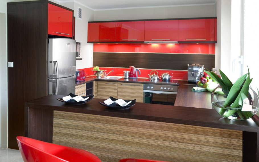 Маленькая кухня в красных тонах и с деревом
