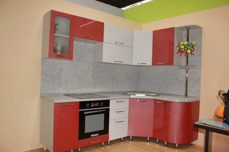 Кухонные гарнитуры с вытяжкой