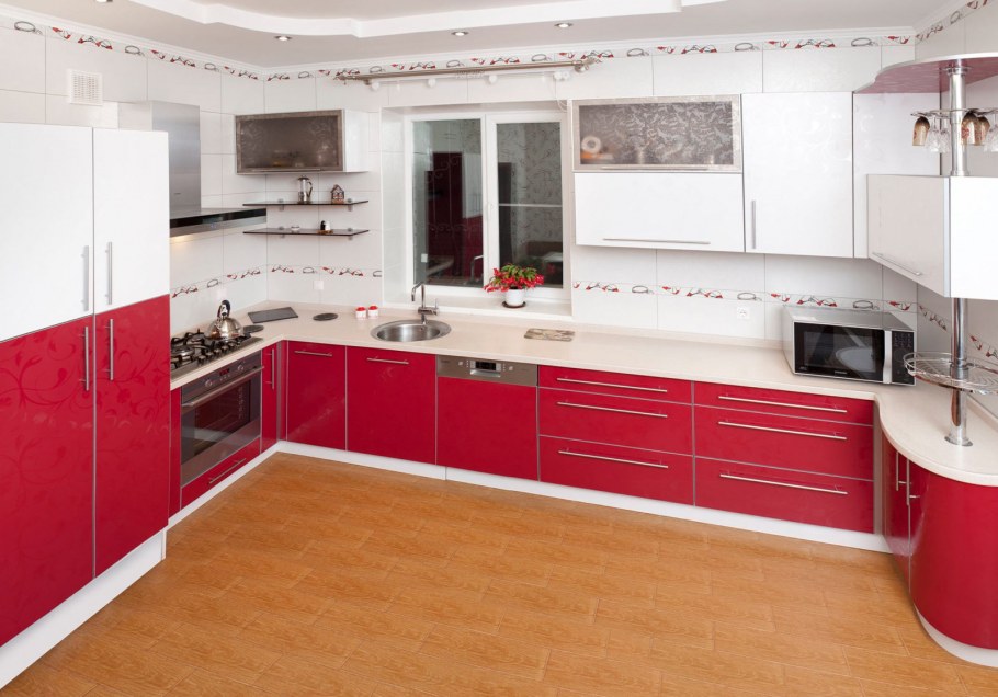 Прямые кухни с барной стойкой