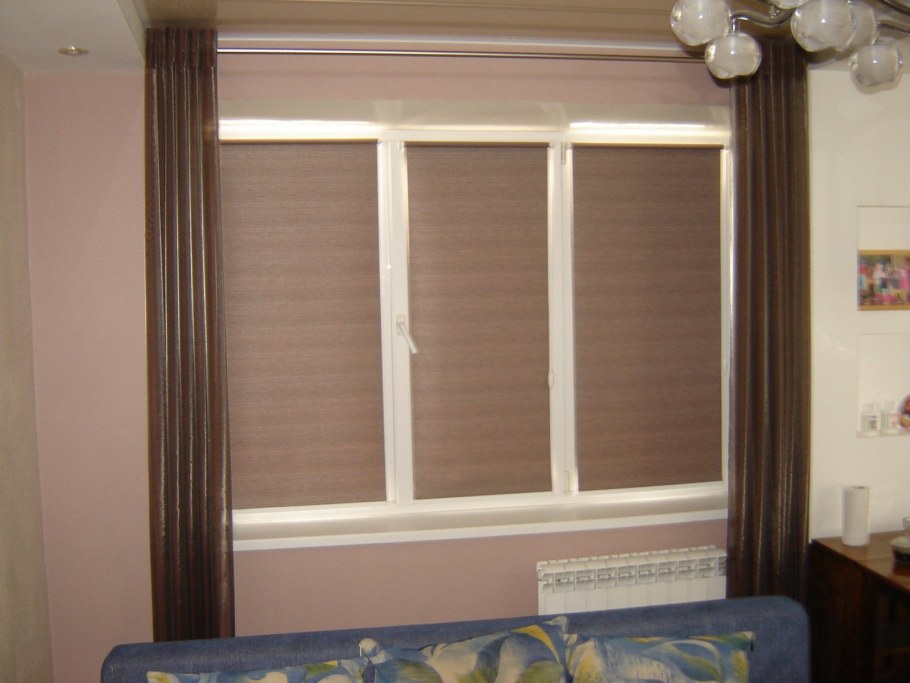 Жалюзи в зал на окно