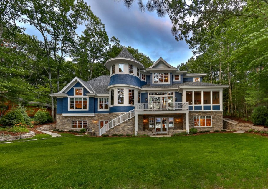 Огромный голубой дом