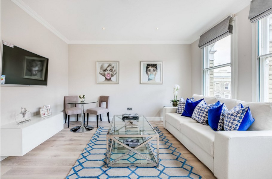 Гостиная с синими стенами