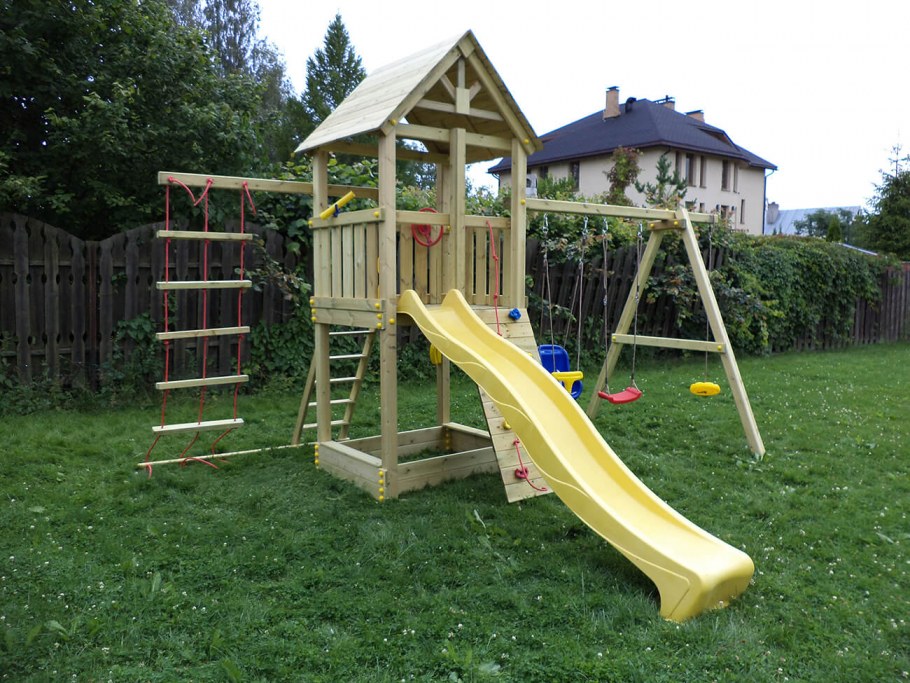 Детская игровая площадка из дерева