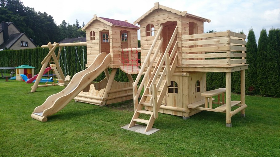 Детский домик с горкой и песочницей