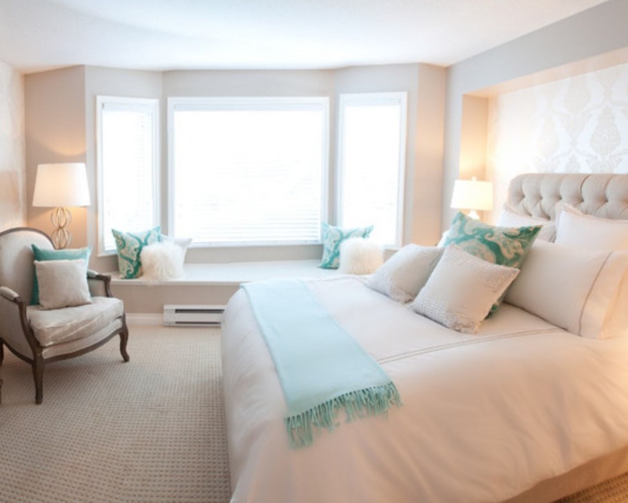 Спальня в пастельных тонах с акцентом