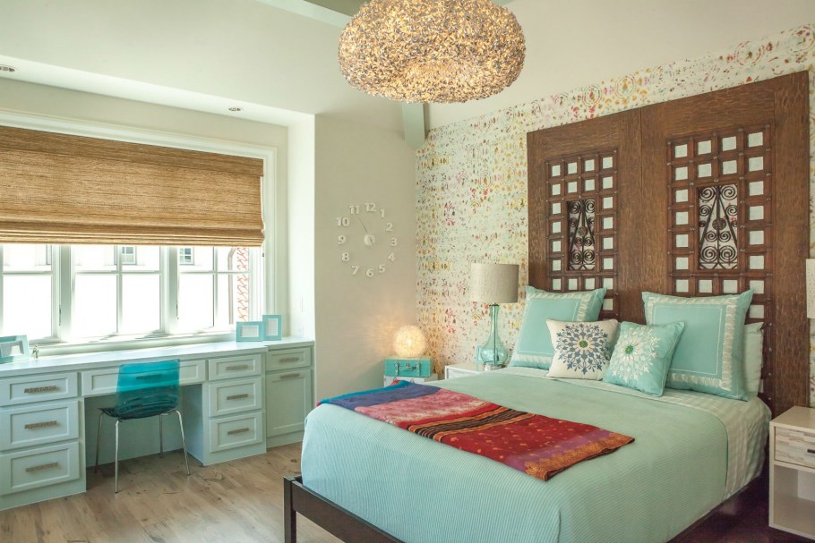 Стол у окна спальня бирюза