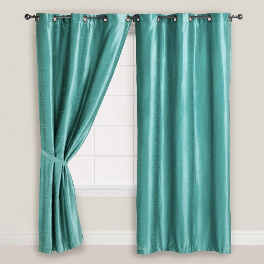 Бирюзовые шторы в интерьере спальни