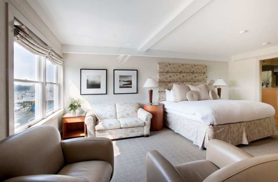 Спальня с двумя диванами