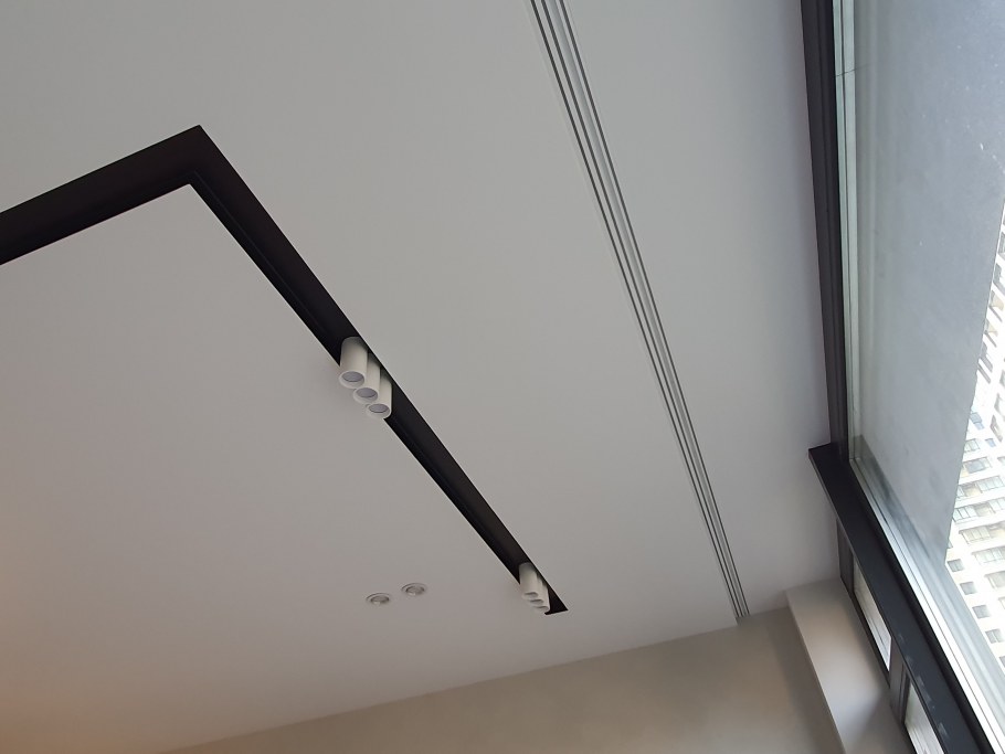 Встраиваемый карниз для штор натяжные потолки