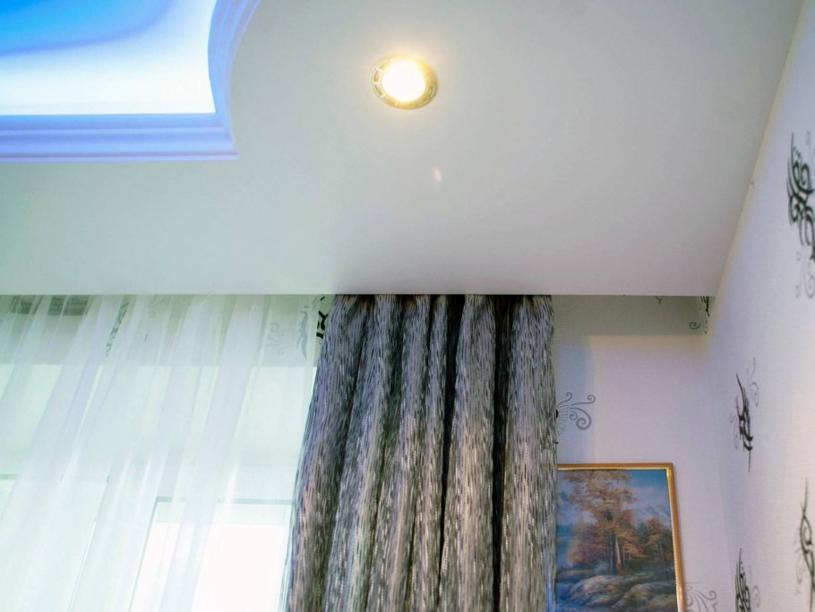 Карниз для штор под натяжной потолок