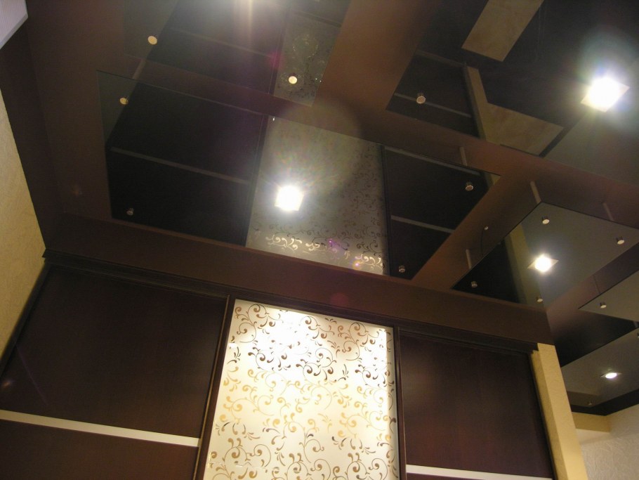 Коричневый натяжной потолок в коридоре