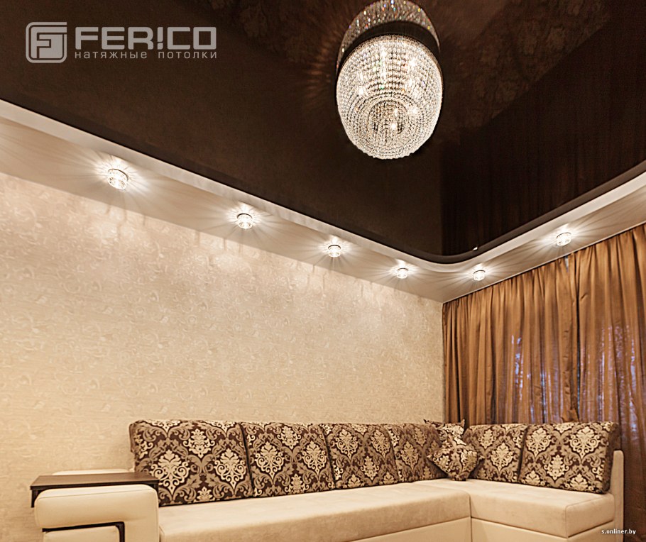 Фиолетовый потолок в гостиной