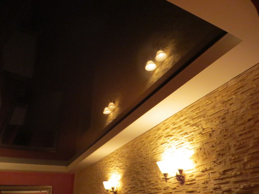 Коричневый натяжной потолок