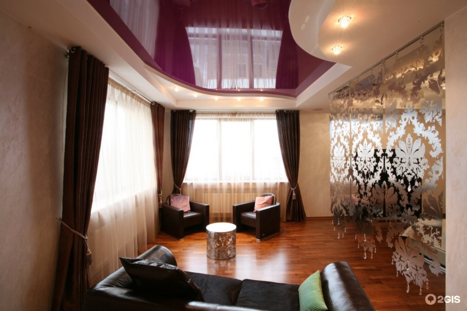 Коричневый натяжной потолок